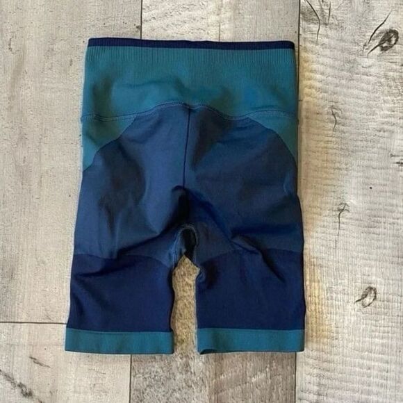 Athleta Legend Seamless Bike Shorts - Picture 4 of 4